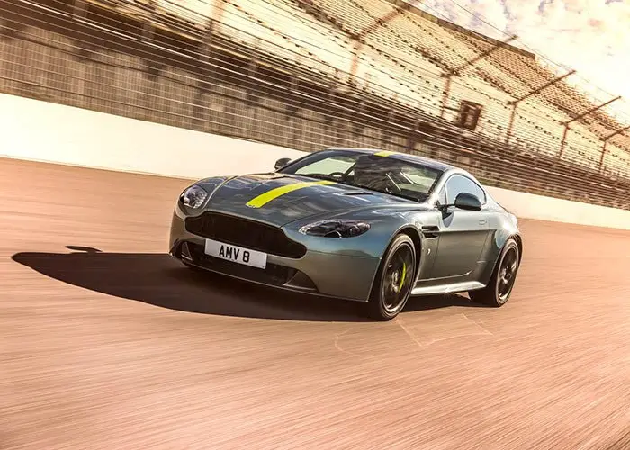 imagen 10 de Aston Martin Vantage AMR. Un día en las carreras. Y otro. Y otro.
