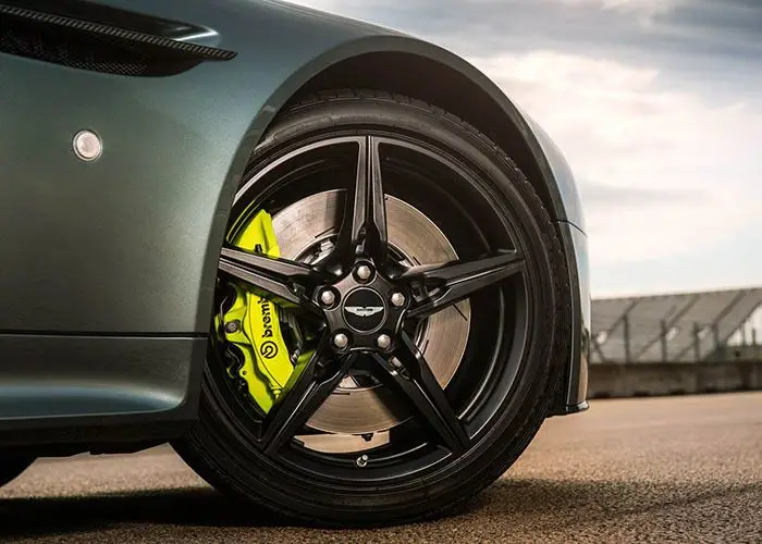 imagen 13 de Aston Martin Vantage AMR. Un día en las carreras. Y otro. Y otro.