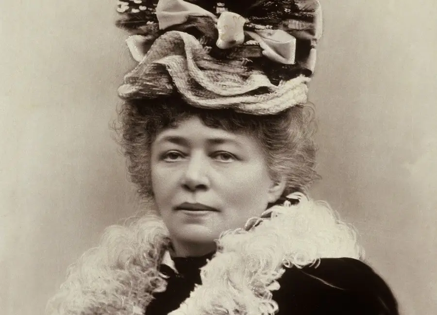 Es extraño lo ciega que está la gente. Se horrorizan ante las cámaras de tortura de la Edad Media, pero están orgullosos de tener sus arsenales llenos de armas