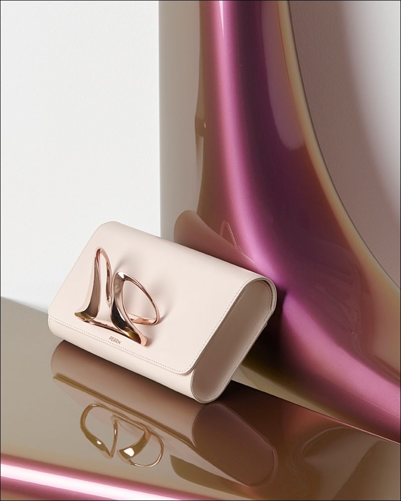 imagen 7 de Bolsos guante y joya de inspiración arquitectónica: Zaha Hadid y Perrin Paris.