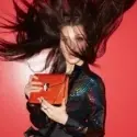 Bulgari peina y despeina a Bella Hadid para presentar sus nuevos bolsos.