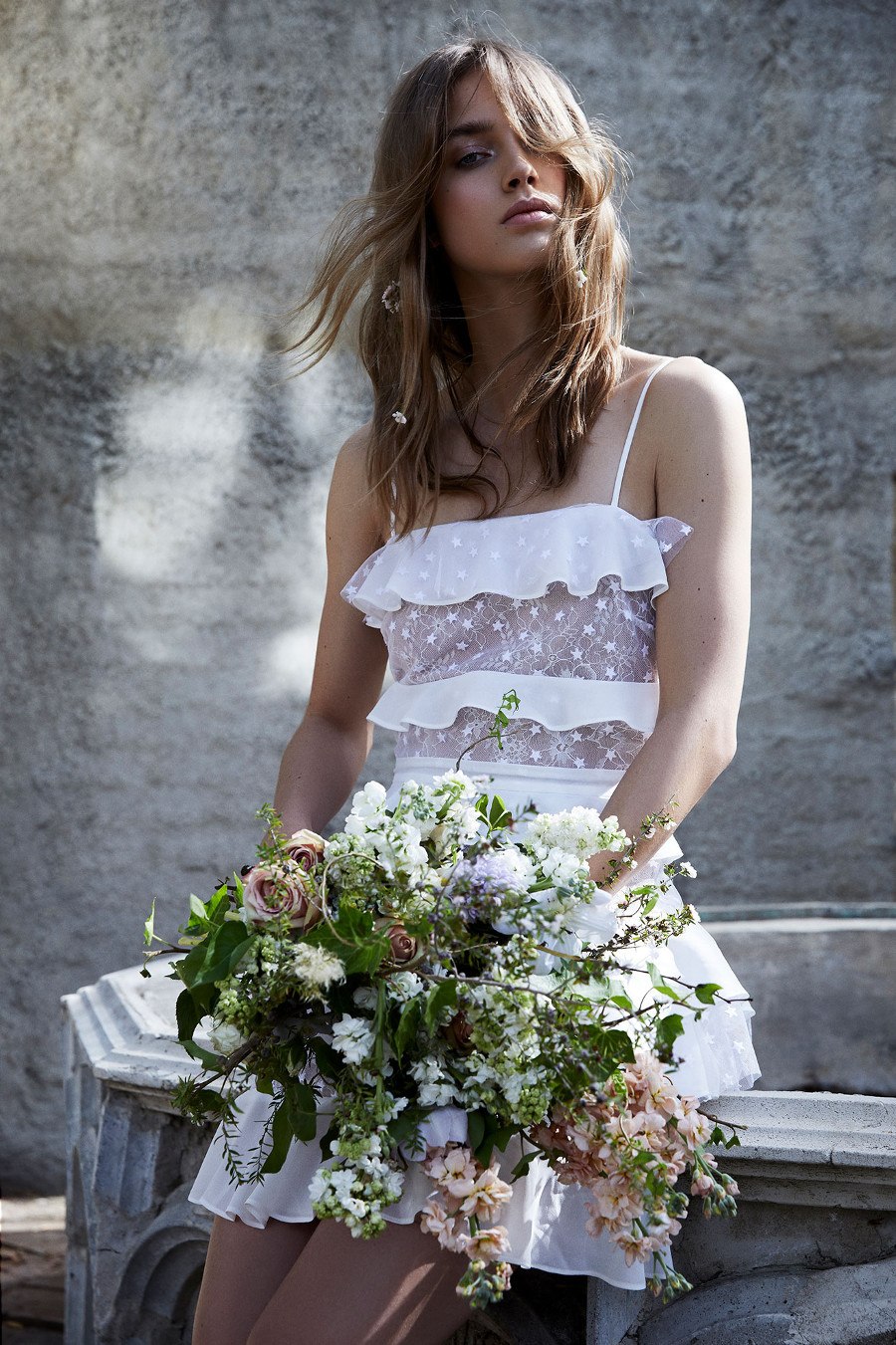 imagen 4 de For Love & Lemons viste a las novias por dentro y por fuera.