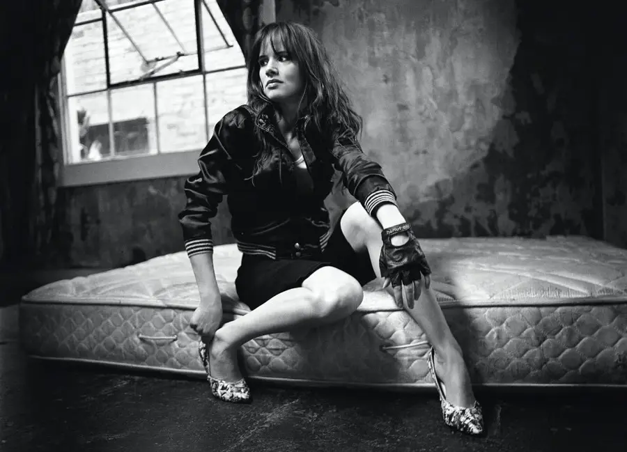 Hablo con mucha seriedad del arte porque es la única cosa que ayuda a la gente a mantenerse viva y es la única cosa que ha permitido a la gente crear diversión en este universo insano y supresivo.