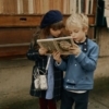 Los niños de Dior leen el Vicario de Wakefield.