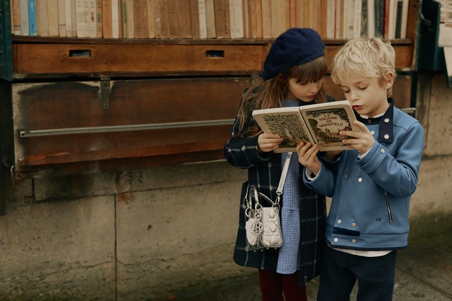 imagen 5 de Los niños de Dior leen el Vicario de Wakefield.