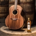 La primera guitarra de madera de barricas de whisky.