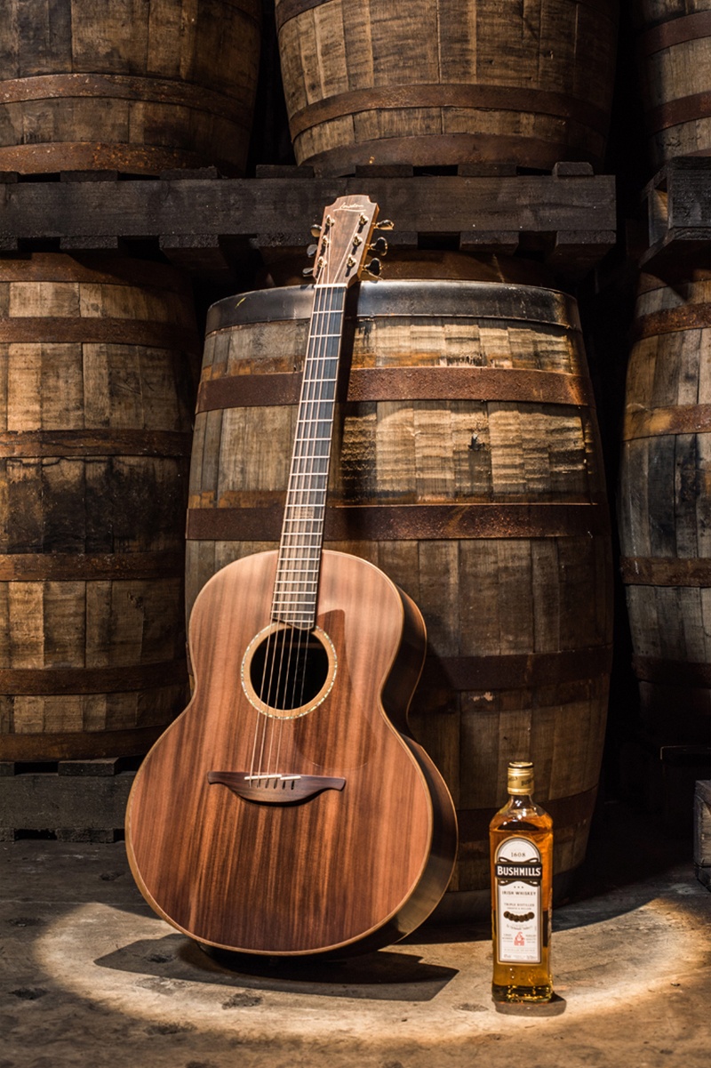 imagen 1 de La primera guitarra de madera de barricas de whisky.
