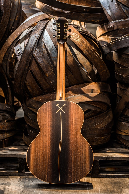 imagen 2 de La primera guitarra de madera de barricas de whisky.