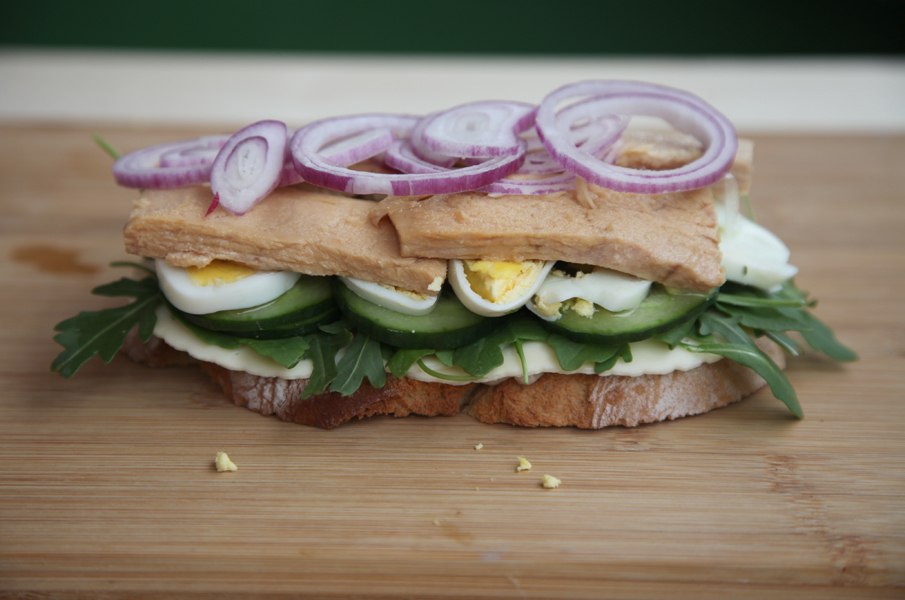 imagen 6 de Sándwich de pan rural con tapenade, atún, huevo, alcaparras, cerezas…