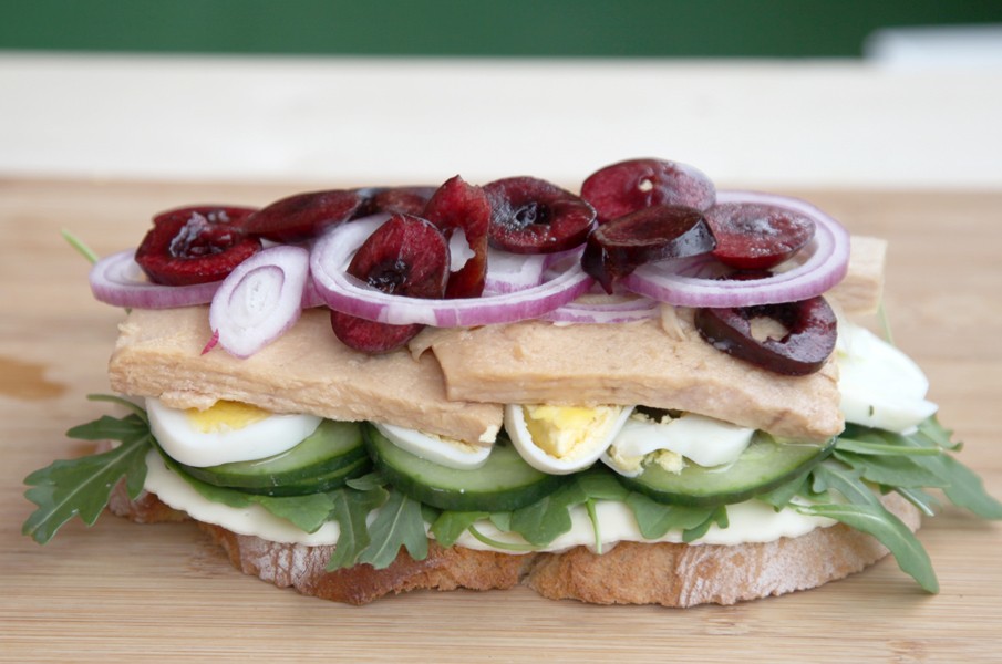 imagen 7 de Sándwich de pan rural con tapenade, atún, huevo, alcaparras, cerezas…