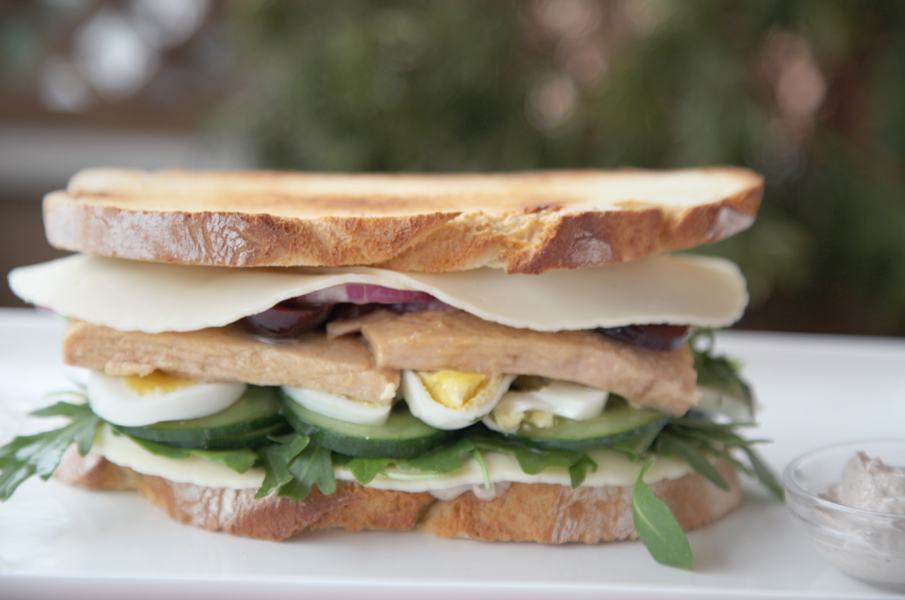 imagen 8 de Sándwich de pan rural con tapenade, atún, huevo, alcaparras, cerezas…