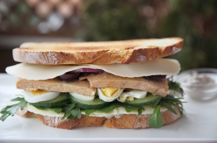 imagen 9 de Sándwich de pan rural con tapenade, atún, huevo, alcaparras, cerezas…