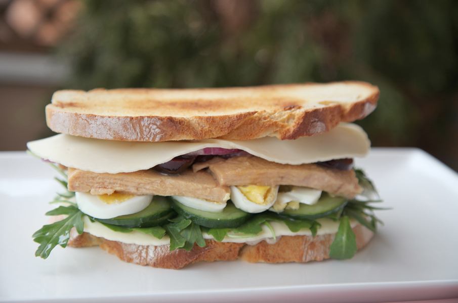 imagen 10 de Sándwich de pan rural con tapenade, atún, huevo, alcaparras, cerezas…