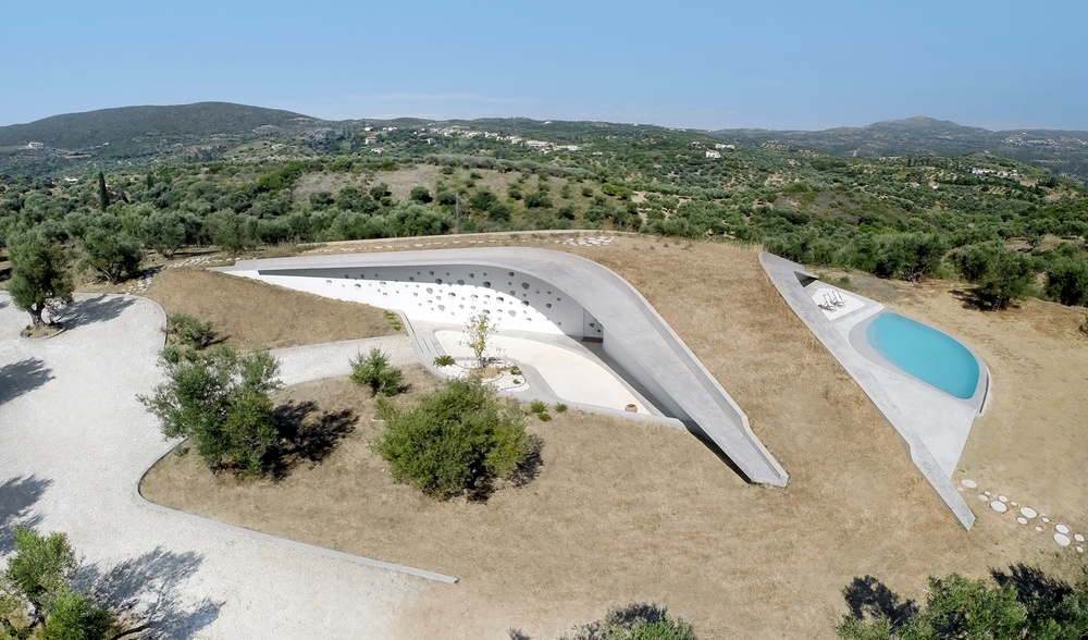 imagen 2 de Villa Ypsilon, una casa griega bajo tierra y con vistas al mar.