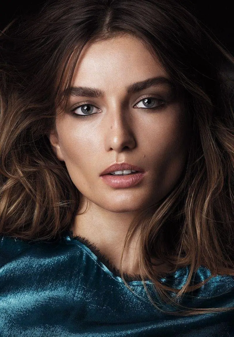 imagen de Andrea Diaconu para Bobbi Brown