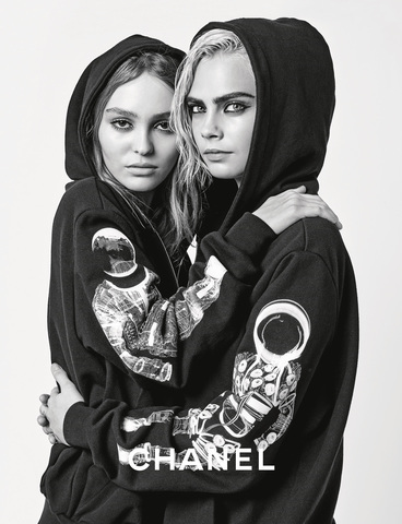 imagen 1 de Cara Delevingne y Lily Rose Deep nos muestran el otoño de Chanel.
