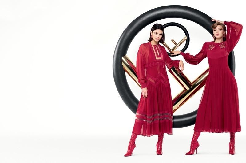 imagen 7 de Hadid y Jenner posan con F de Fendi para Lagerfeld.
