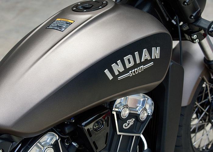 imagen 9 de Indian Scout Bobber. La moto desnuda por exigencias del guión.