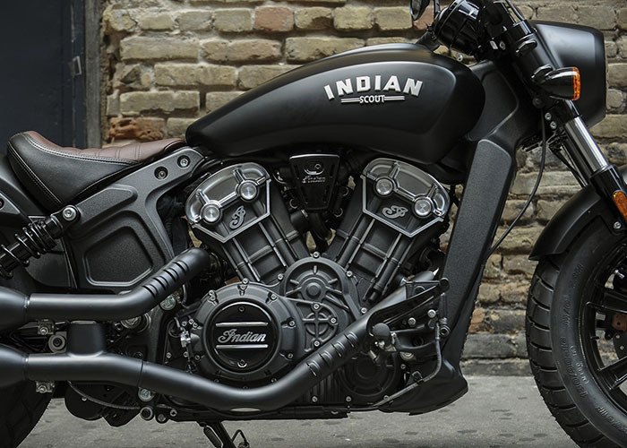 imagen 11 de Indian Scout Bobber. La moto desnuda por exigencias del guión.