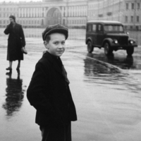 1. Duane Michals, Boy in Leningrad, 1958 [Chico en Leningrado] Copia en gelatina de plata 20,32 × 25,40 cm Duane Michals. Cortesía de DC Moore Gallery, Nueva York © Duane Michals