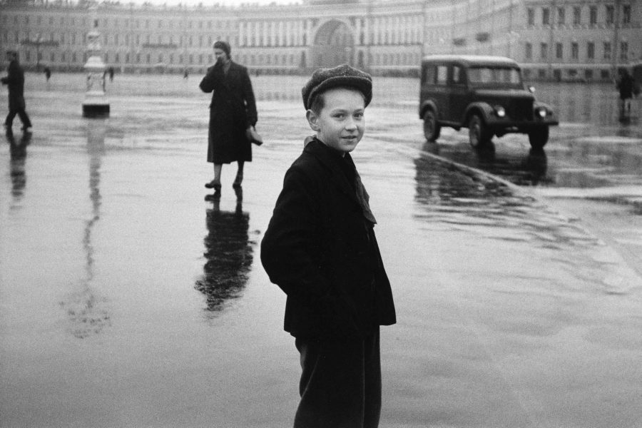 1. Duane Michals, Boy in Leningrad, 1958 [Chico en Leningrado] Copia en gelatina de plata 20,32 × 25,40 cm Duane Michals. Cortesía de DC Moore Gallery, Nueva York © Duane Michals