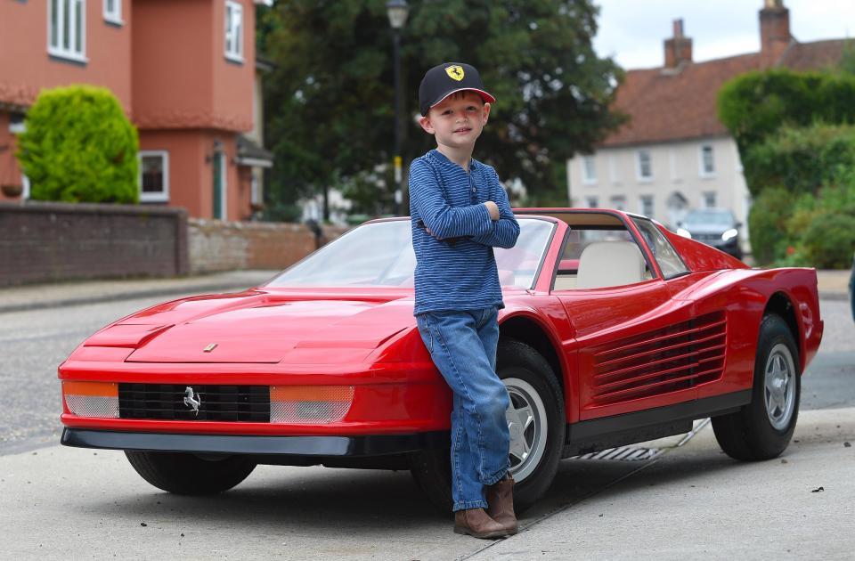 El coche de juguete caro es un Ferrari. - LOFF.IT