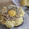 Huevos nube con gulas, pimientos del piquillo y berenjena.