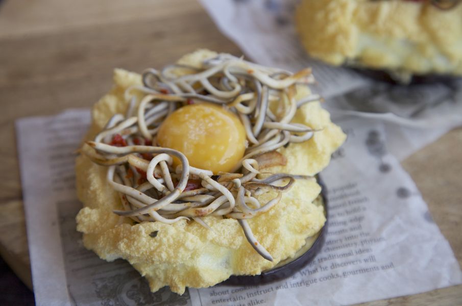 imagen 1 de Huevos nube con gulas, pimientos del piquillo y berenjena.