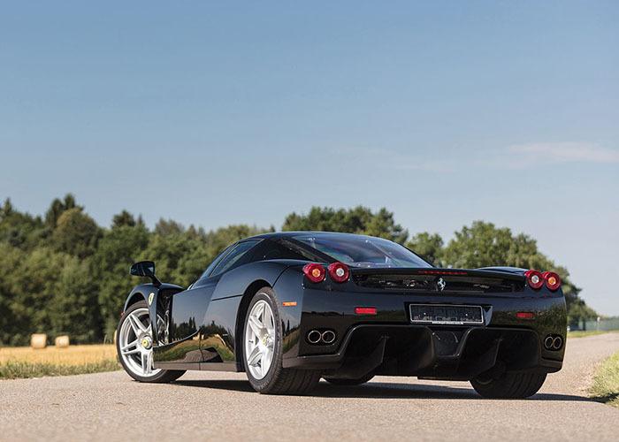 imagen 3 de Que nos da lo mismo que este Ferrari Enzo sea negro.