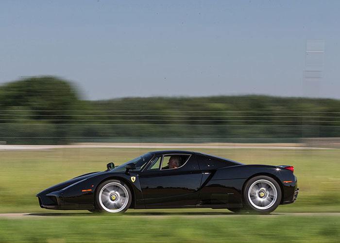 imagen 5 de Que nos da lo mismo que este Ferrari Enzo sea negro.