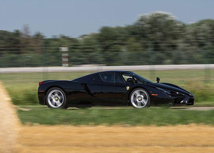 imagen 6 de Que nos da lo mismo que este Ferrari Enzo sea negro.