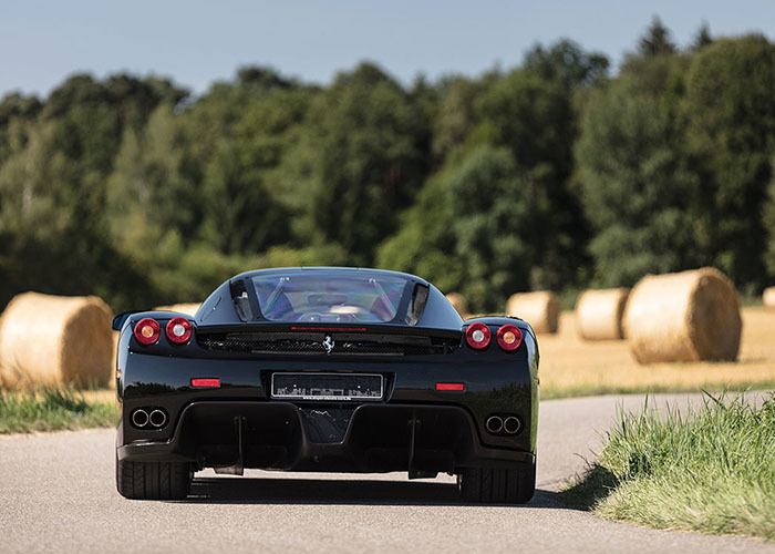 imagen 8 de Que nos da lo mismo que este Ferrari Enzo sea negro.