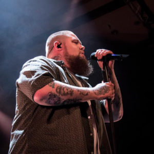 Rag´N´Bone Man, aspecto de malote, corazón tierno.