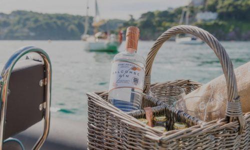 Salcombe recibe a sus yates visitantes con un servicio de gin tonic abordo.