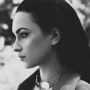 Segundo video de la sugerente cantante Carmen Rosa.