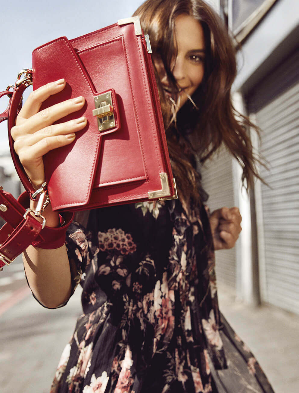 imagen 4 de A Emily Ratajkowski le gustan los bolsos rojos de The Kooples.