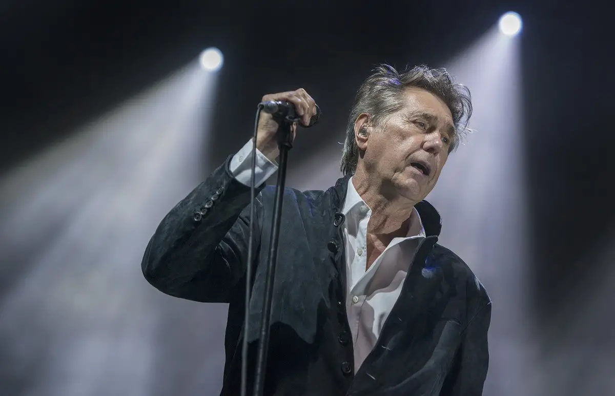 A veces es incluso divertido ver cómo la gente espera de ti que desayunes vestido de esmoquin y fumando con una boquilla larga.