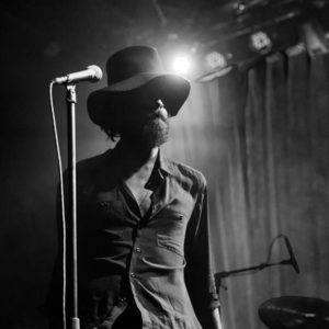 Father John Misty pone un larguísimo título a una sencilla y gran canción.