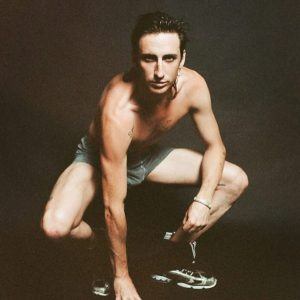 Kirin J. Callinan es exagerado, histriónico, aparatoso y muy divertido.