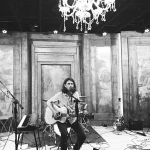 Mike Mains nos entrega el último coletazo musical del verano.