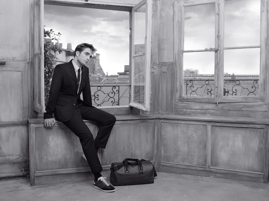 imagen 2 de Robert Pattinson vestido por Kris Van Aseche, frente a Karl Lagerfeld.