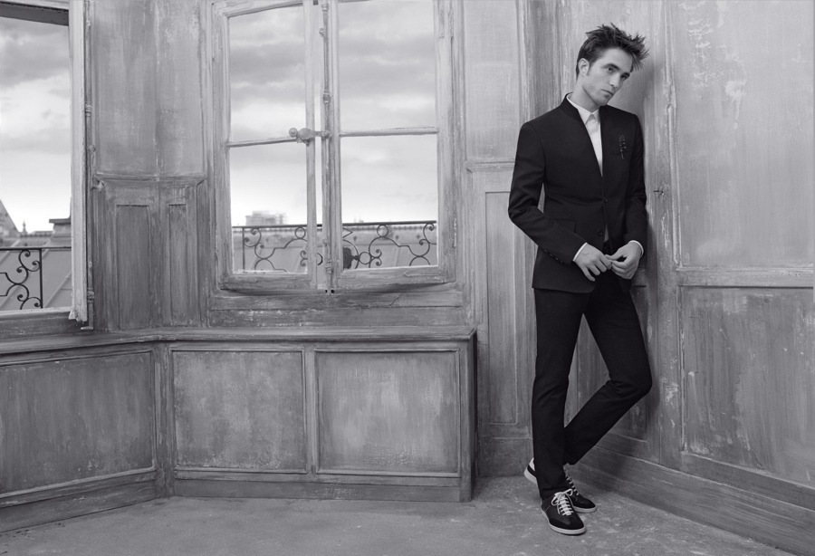 imagen 3 de Robert Pattinson vestido por Kris Van Aseche, frente a Karl Lagerfeld.