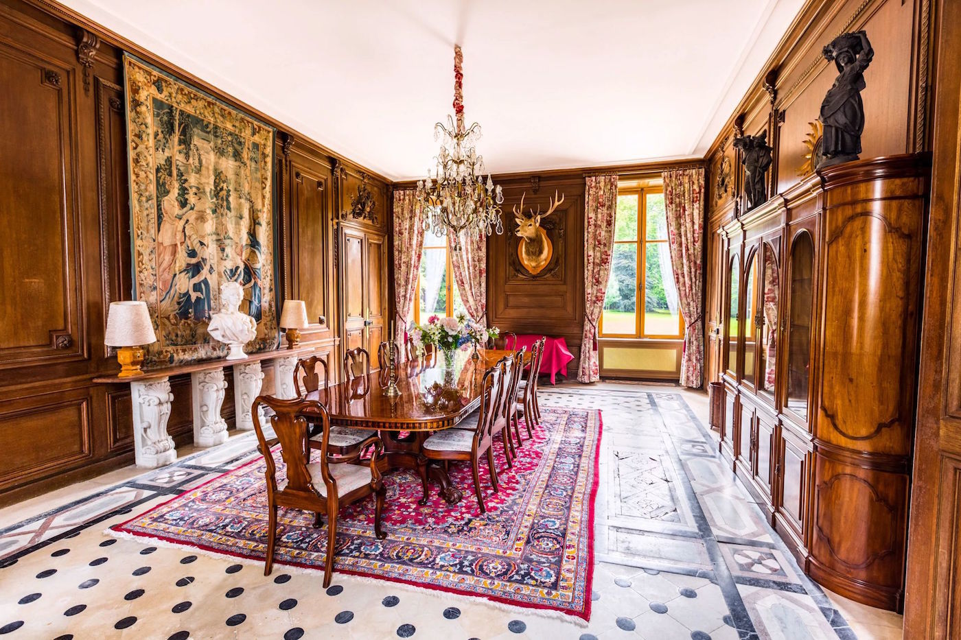 imagen 10 de Château Charbonnières, un magnífico castillo a subasta en el Loira.