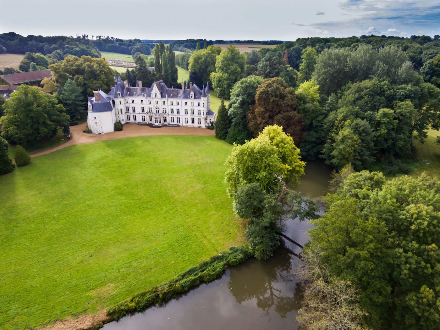 imagen 2 de Château Charbonnières, un magnífico castillo a subasta en el Loira.