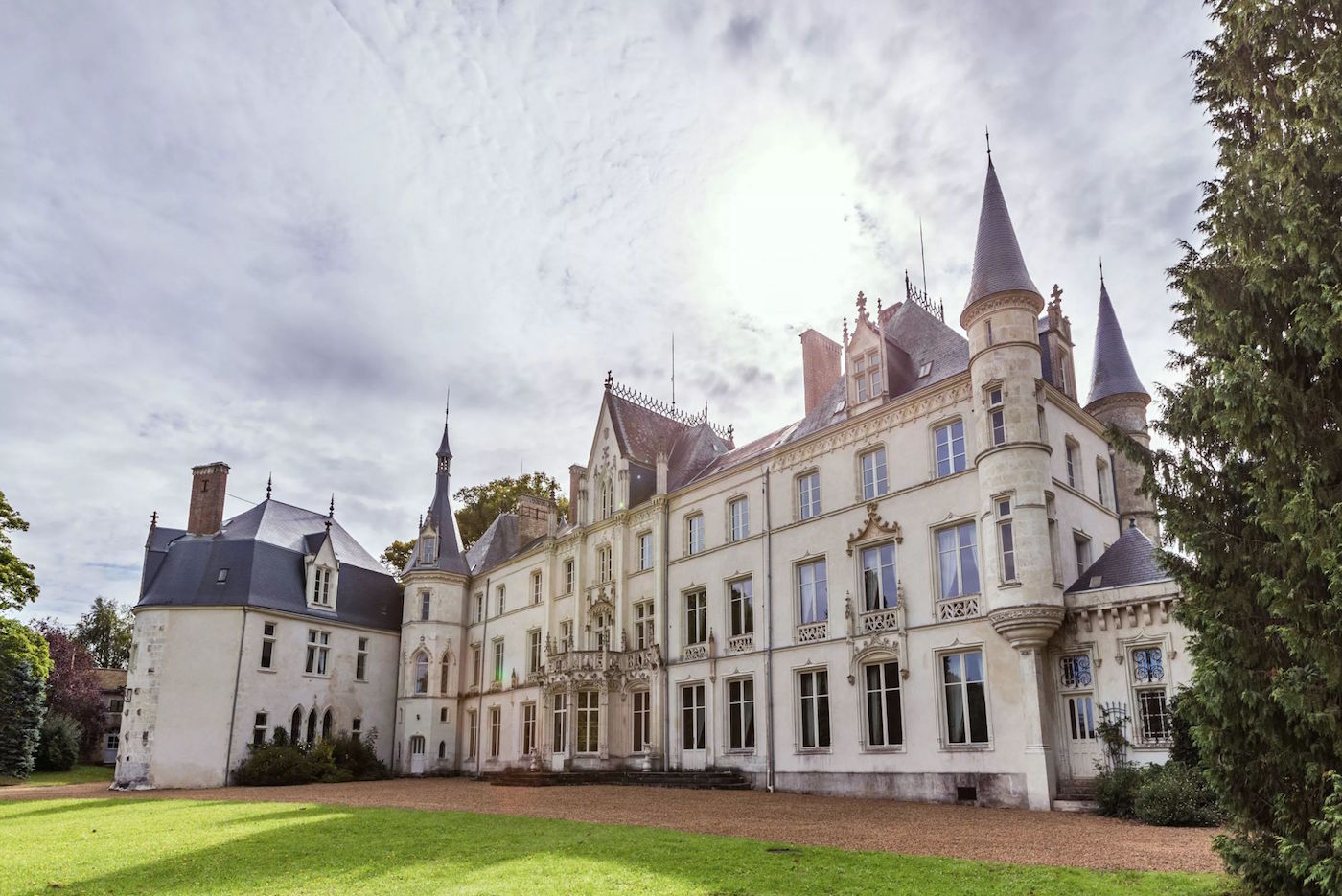 imagen 5 de Château Charbonnières, un magnífico castillo a subasta en el Loira.