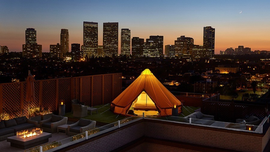 imagen 1 de El Four Seasons Beverly Wilshire nos propone hacer glamping bajo el cielo de Beverly Hills.