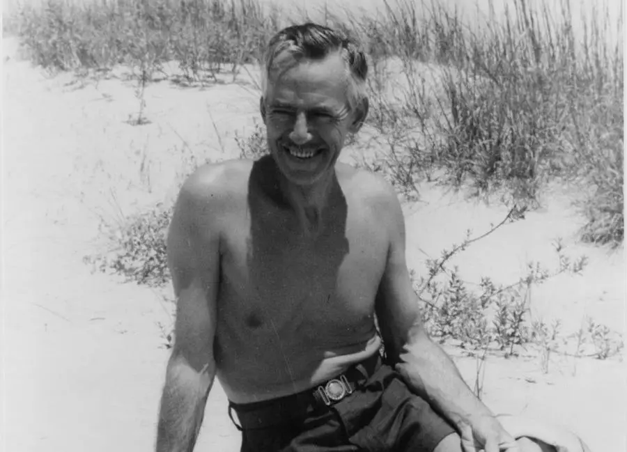 La soledad del hombre no es más que su miedo a la vida.