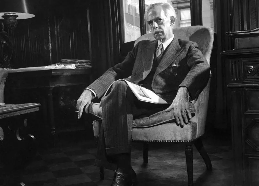 Uno debería estar triste o alegre. La satisfacción es una cálida pocilga para los comensales y los que duermen.