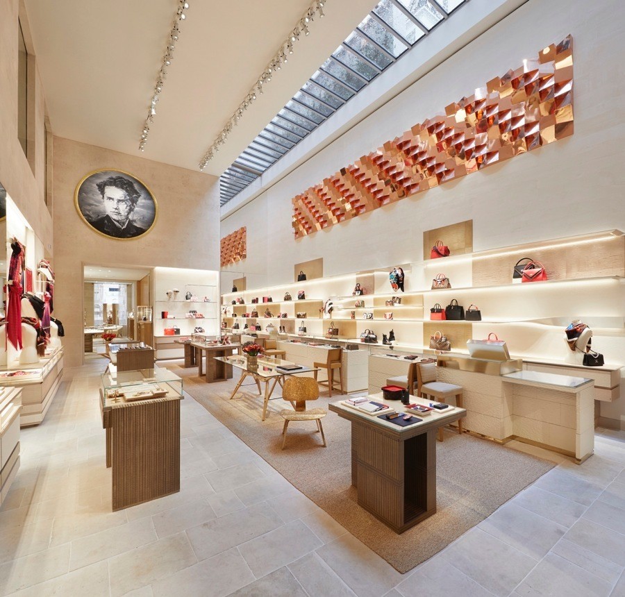 imagen 1 de Louis Vuitton inaugura una nueva tienda en París, en Place Vendôme.
