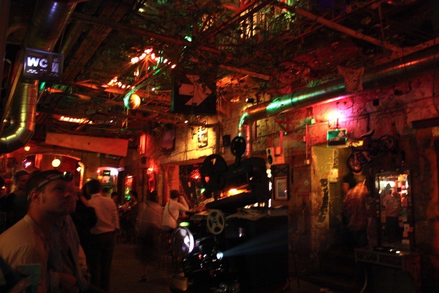 imagen 3 de Una noche loca en Budapest: Ruin bars, Pálinka y mil culturas.